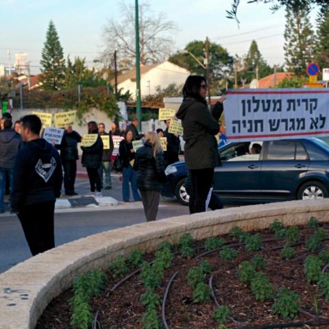 תושבי קרית מטלון מפגינים בפעם השלישית תוך פחות מחודש -   צפו בסרטונים - חדשות בפתח תקווה