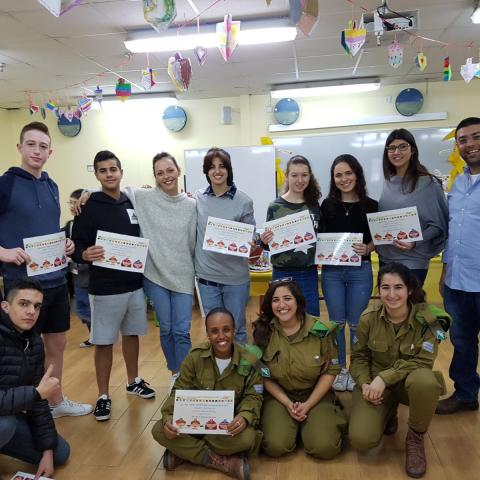 נערה מפתח תקווה יזמה פרויקט התנדבותי בשילוב החינוך המיוחד למען חיילים וגני ילדים - מעשים טובים בפתח תקווה