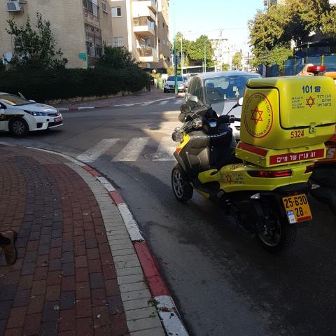רוכבת אופניים חשמליים נפצעה באורח בינוני בתאונת דרכים ברחוב יקותיאל אדם - חדשות בפתח תקווה