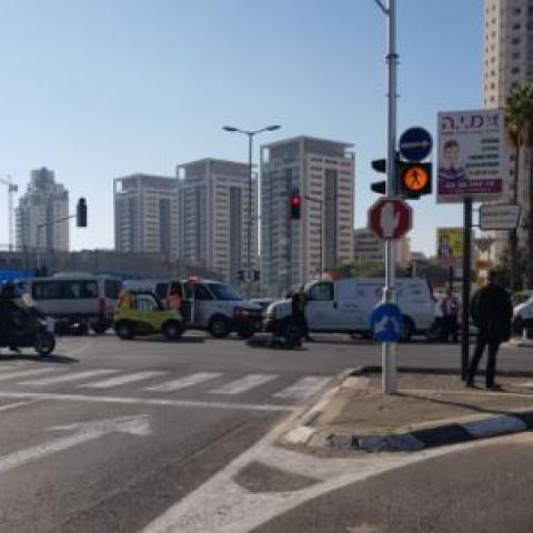 הולך רגל נפגע מאופנוע ברחוב גיסין - חדשות בפתח תקווה