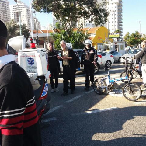 רוכב אופניים חשמליים נפצע בינוני ורוכב אופנוע נפצע קל בתאונת דרכים בצומת הרחובות גיסין ולויתן - חדשות בפתח תקווה