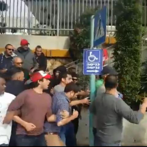 מאבטחים של חברת האבטחה היכו את עובדי החברה המפגינים  - צפו בסרטון! - חדשות בפתח תקווה