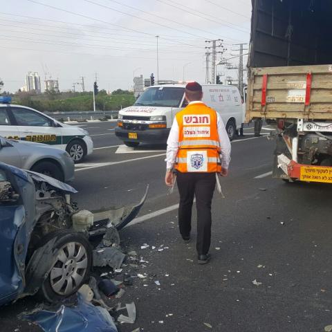 שני נפגעים קל בתאונת דרכים בכביש 40 בכניסה לנחלים - חדשות בפתח תקווה