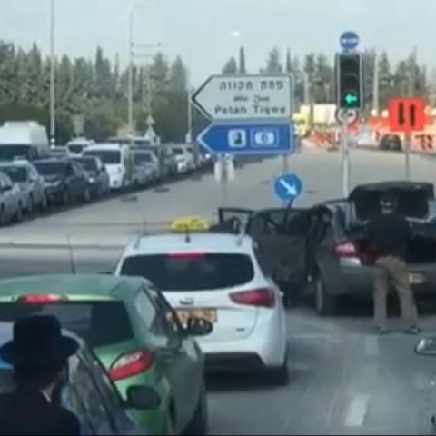 צפו בסרטון! מחלק בילוש של המשטרה פושטים על רכב ובו שב"חים בכביש 471 - חדשות בפתח תקווה