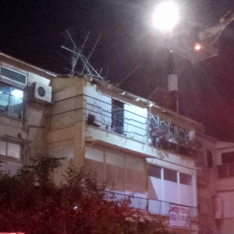 בשל הרוח העזה, אנטנה נתלשה מגג בניין ברח' יצחק שדה וכמעט נפלה לרחוב (סרטון) - חדשות בפתח תקווה