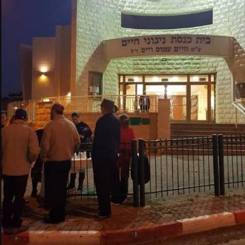  המוחים כנגד היועמ"ש - "לא הפרענו למתפללים ולא מנענו ממנדלבליט להתפלל"  - צפו בסרטון! - חדשות בפתח תקווה
