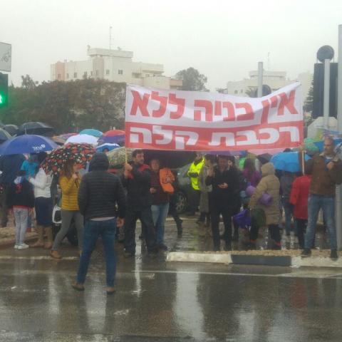  ביום ראשון בערב: הפגנת תושבים נזעמת בצומת סירקין נגד תכנית הבנייה - חדשות בפתח תקווה
