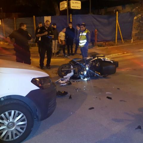 2 רוכבי אופנוע נפצעו באורח בינוני מפגיעת רכב ברחוב נחלת צבי פינת צ'לנוב - חדשות בפתח תקווה