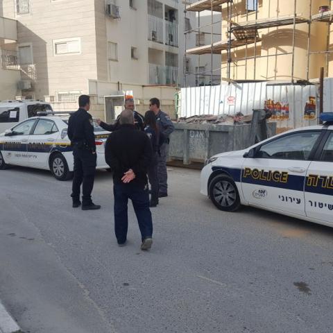 קיבל דו"ח מפקחית עירייה והמטיר עליה מטר קללות עד שנעצר - חדשות בפתח תקווה