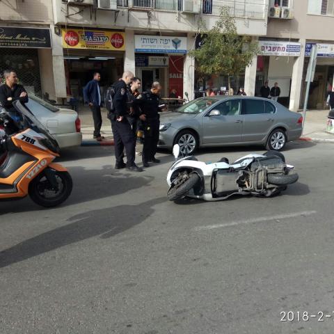 2 אצבעותיו של רוכב אופנוע נקטעו בתאונה במרכז העיר - חדשות בפתח תקווה