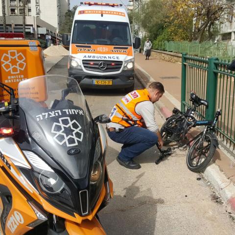 בן 18 התהפך עם אופניו החשמליים ונפצע קל ברחוב מינץ - חדשות בפתח תקווה