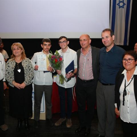 דוד רוזנברג מכיתה יא' בישיבת דרכי נועם פתח תקווה זכה בחידון התנ"ך של משרד החינוך במחוז ת"א - חינוך בפתח תקווה