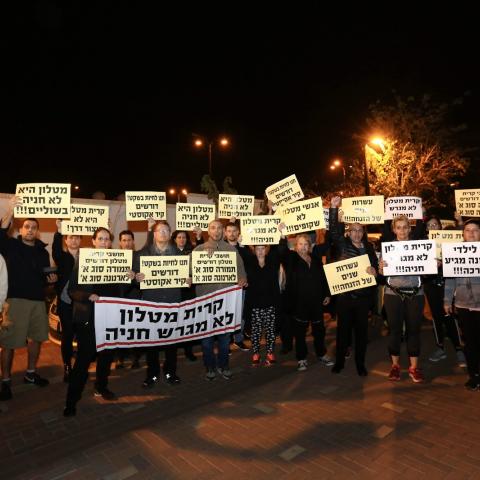 בשעה זו תושבי קרית מטלון מפגינים מול בית ראש העיר - צפו בסרטון - חדשות בפתח תקווה