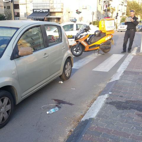 הולכת רגל נפצעה בינוני מפגיעת רכב בעת שחצתה את הכביש ברחוב רוטשילד - חדשות בפתח תקווה
