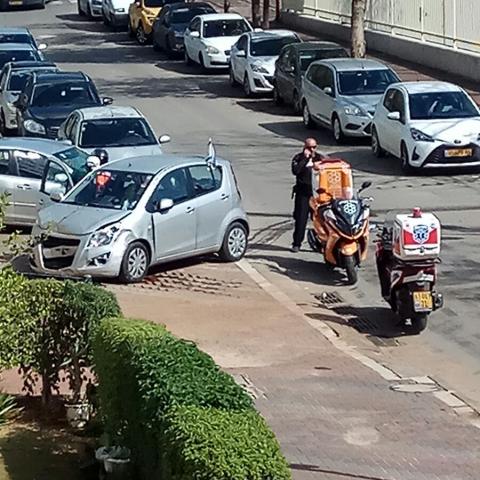 קשיש נפצע קל לאחר שפגע ברכבים חונים ברחוב קק"ל - חדשות בפתח תקווה