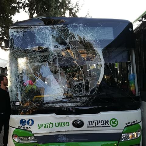 נהג אוטובוס נפצע קל בתאונה בהתנגשות בין 3 אוטובוסים בתחנה המרכזית - חדשות בפתח תקווה