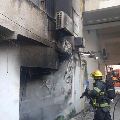 שריפה במתקן אשפה מתחת לבניין מגורים ברחוב איכילוב בפתח תקווה - חדשות בפתח תקווה