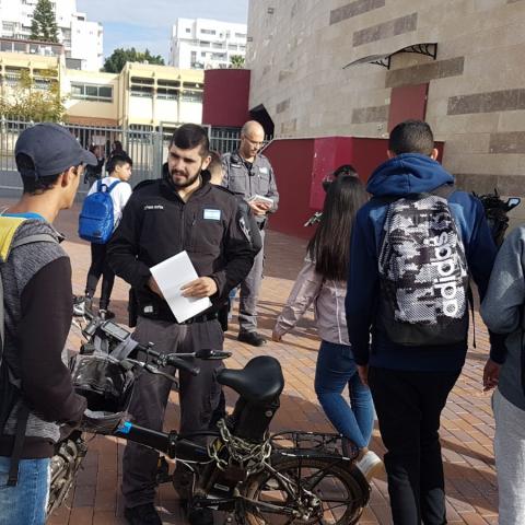 השיטור העירוני יגביר את האכיפה בנושא אופניים חשמליים הנוסעים על המדרכה - תחבורה בפתח תקווה