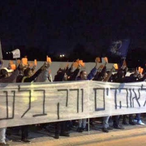 אוהדי הפועל פ״ת הניפו כרטיס אדום לבעלי הקבוצה דורון גלנט - צפו בסרטון! - ספורט בפתח תקווה