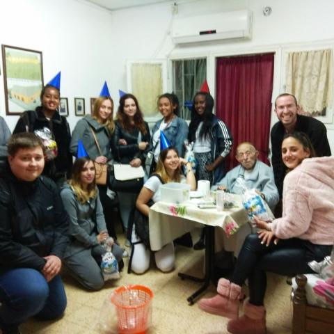 תלמידי שכבה י"א מתיכון עמל דאגו לפורים שמח לילדים בעלי מוגבלויות ולקשישים בבית אבות - חינוך בפתח תקווה