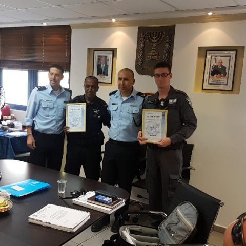 צוות שיטור עירוני קיבל תעודת הוקרה על תפיסת שודד תחנות דלק - חדשות בפתח תקווה