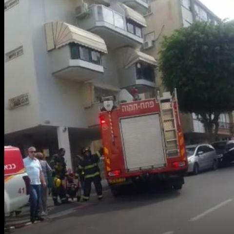 שריפה במחסן בלובי של בניין מגורים ברחוב רוטשילד (סרטון) - חדשות בפתח תקווה