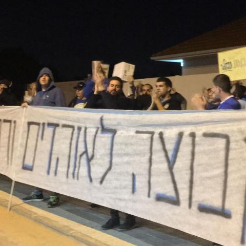 עמותת "הכחולה" הפגינה שוב מול ביתו של גלנט וביקשה חילוף: גלנט יוצא ועמותת "הכחולה" נכנסת. - ספורט בפתח תקווה