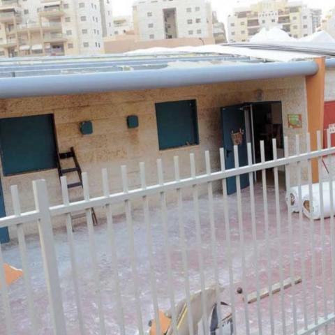 הורי הילדים במתחם הגנים שנסגר: "ההחלטה מפלה לרעה את תושבי השכונה שאינם דתיים לעומת שכניהם הדתיים" - חינוך בפתח תקווה