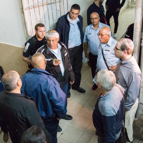אגף הפיקוח של העירייה גילה מסגד שפעל במבנה מסוכן במרכז העיר - חדשות בפתח תקווה