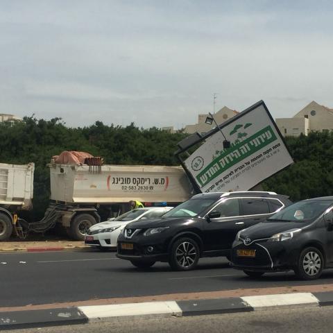 בשעה זו בצומת העיפרון: משאית עם נגרר איבדה שליטה, פגעה בשלט וירדה לשוליים ונכנסה בשיחים - חדשות בפתח תקווה