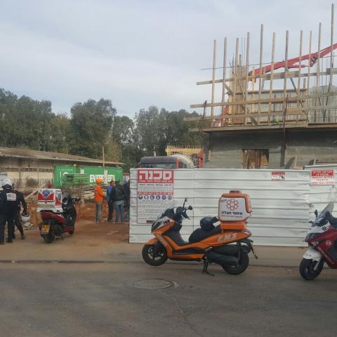 פועל נפצע בינוני באתר בנייה ברחוב יקותיאל אדם - חדשות בפתח תקווה