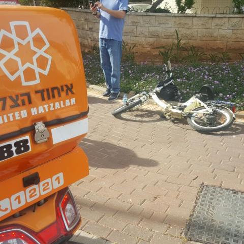 רוכב אופניים חשמליים נפצע קל מפגיעת רכב ברחוב צה"ל פינת רחוב ארלוזורוב. - חדשות בפתח תקווה