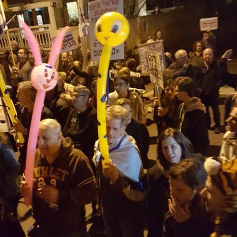  המפגינים שרו ליועמ"ש סמוך לביתו ולאחר מכן הפתיעו את שרת המשפטים בביתה. - חדשות בפתח תקווה