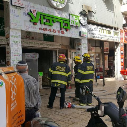 2 פצועים בשריפה בפיצרייה ברחוב חיים עוזר - חדשות בפתח תקווה