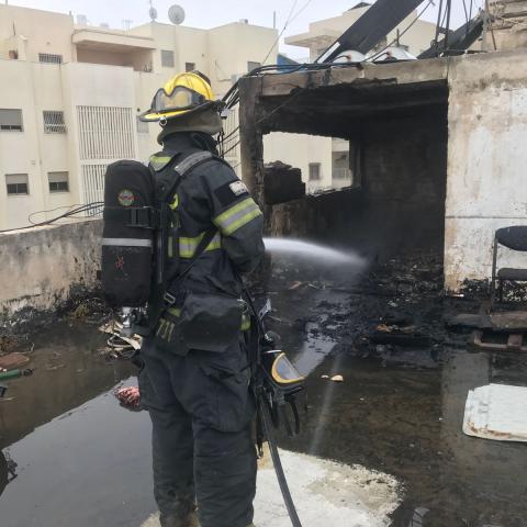 שריפה במחסנים על גג בניין מגורים ברחוב איכילוב - חדשות בפתח תקווה