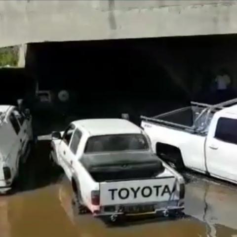 נגמר בטוסון ולא באסון - מבצע חילוץ יונדאי טוסון שנתקע נחל הירקון לצומת הגנים - צפו בסרטון! - תחבורה בפתח תקווה