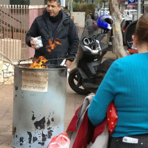 לא להחמיץ את החמץ - שורפים חמץ בחביות - קהילות בפתח תקווה