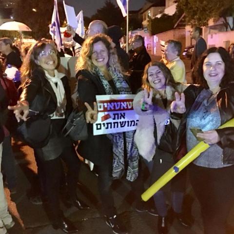 המפגינים נגד השחיתות נסעו להפגין מול ביתו של בנט - חדשות בפתח תקווה