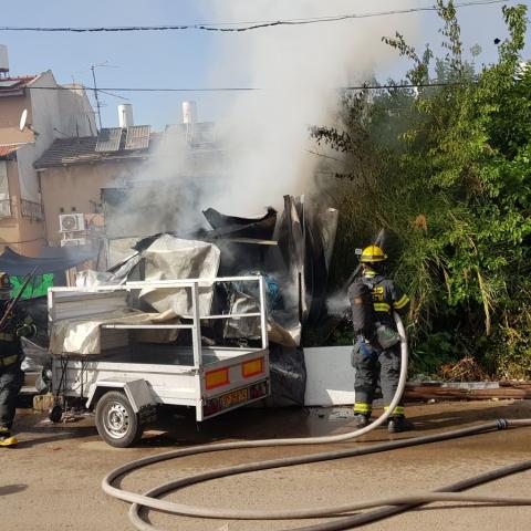 שריפה במחסן ציוד בחצר בית ברחוב כץ - חדשות בפתח תקווה