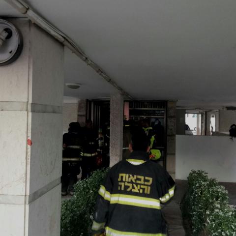 שריפה צמוד לבניין מגורים ברחוב בורוכוב בפתח תקווה. - חדשות בפתח תקווה