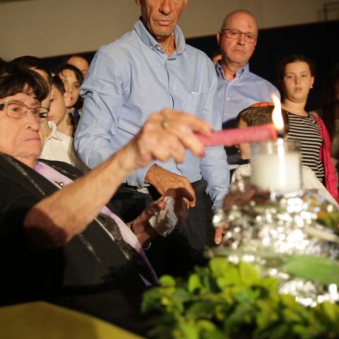 ניצולת השואה הינדה מילר בת ה - 94 הדליקה משואה בטקס יום השואה במתנ"ס עולמות בפתח תקווה - קהילות בפתח תקווה