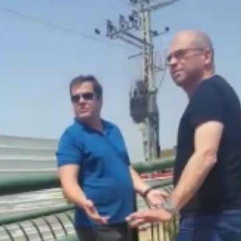 ברוורמן הגיע לאזור הריח כהכנה לדיון המשפטי שהתקיים אתמול  (וידיאו) - איכות הסביבה וחזות העיר בפתח תקווה