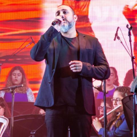 בערב יום הזיכרון בפארק הגדול: קובי אפללו ומאיה בוסקילה שרו ללוחמים - תרבות ופנאי בפתח תקווה