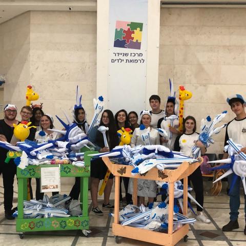 בני נוער חברי מועצת הנוער העירונית בפ"ת חגגו את ערב יום העצמאות בשירה, ריקודים וחלוקת מתנות בשניידר - מעשים טובים בפתח תקווה