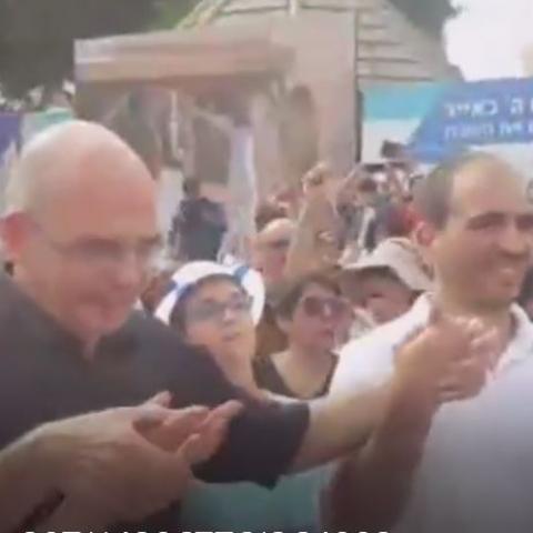 צעד פתח תקוואי: תושבי פתח תקווה חגגו את החג בהרקדה בכיכר המייסדים כמו בה' באייר 1948 - צפו בסרטונים! - תרבות ופנאי בפתח תקווה