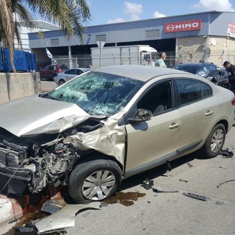 נהגת נפצעה קל בתאונה בין משאית גרר לרכב פרטי ברחוב נחשון באזור התעשייה סגולה - חדשות בפתח תקווה