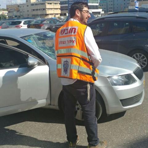 הולכת רגל נפצעה בינוני מפגיעת רכב ברחוב לשם - חדשות בפתח תקווה