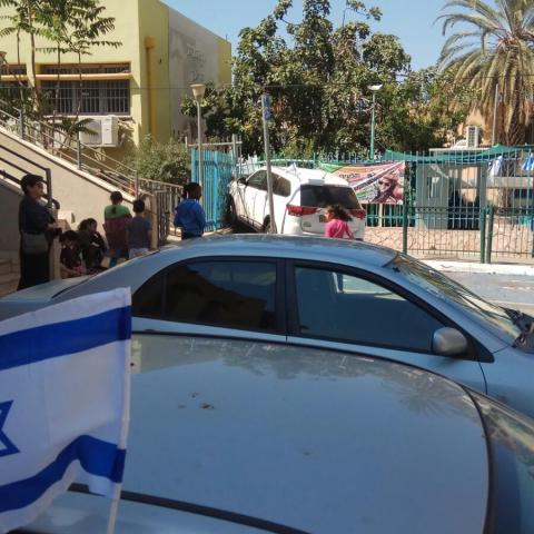 נכנסה עם האוטו בבית הספר - לא טעות - חדשות בפתח תקווה