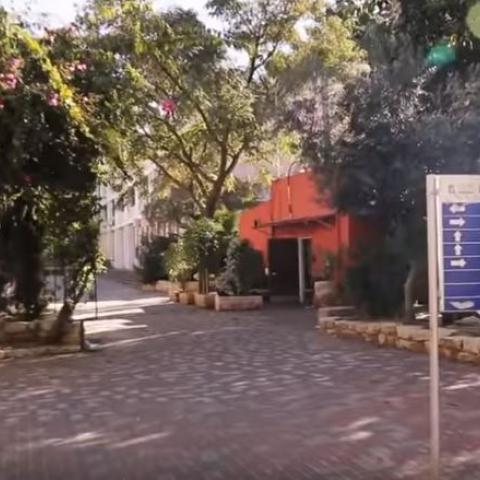 בישורון סילקו את האבות ממופע של תלמידות במגמת תיאטרון מנימוקי צניעות - חדשות בפתח תקווה