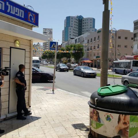 בשעה זו: שוטרים מצלמים לתוך הרכבים במרכז העיר - חדשות בפתח תקווה